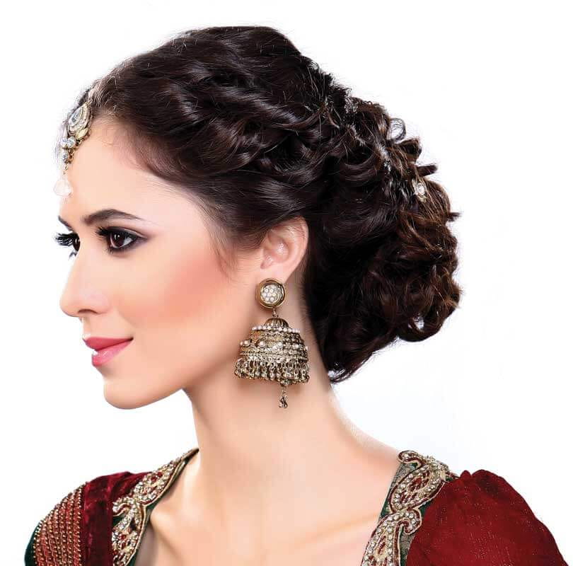 छोटे बाल वाली महिलाएं करवा चौथ पर इस तरह की हेयर स्टाइल बना सकती हैं: Karwa  Chauth 2023 Hairstyle - Grehlakshmi