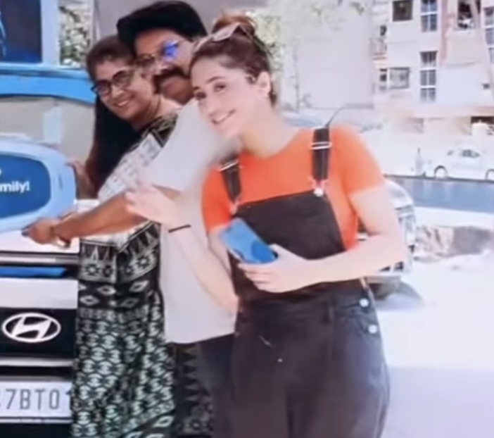 मदर्स डे से पहले शिवांगी जोशी ने अपनी मां को गिफ्ट की महंगी ब्रैंड न्यू  कार, मां ख़ुद ड्राइव करके घर लेकर गईं चमचमाती गाड़ी… (Shivangi Joshi Gifts  A Brand ...